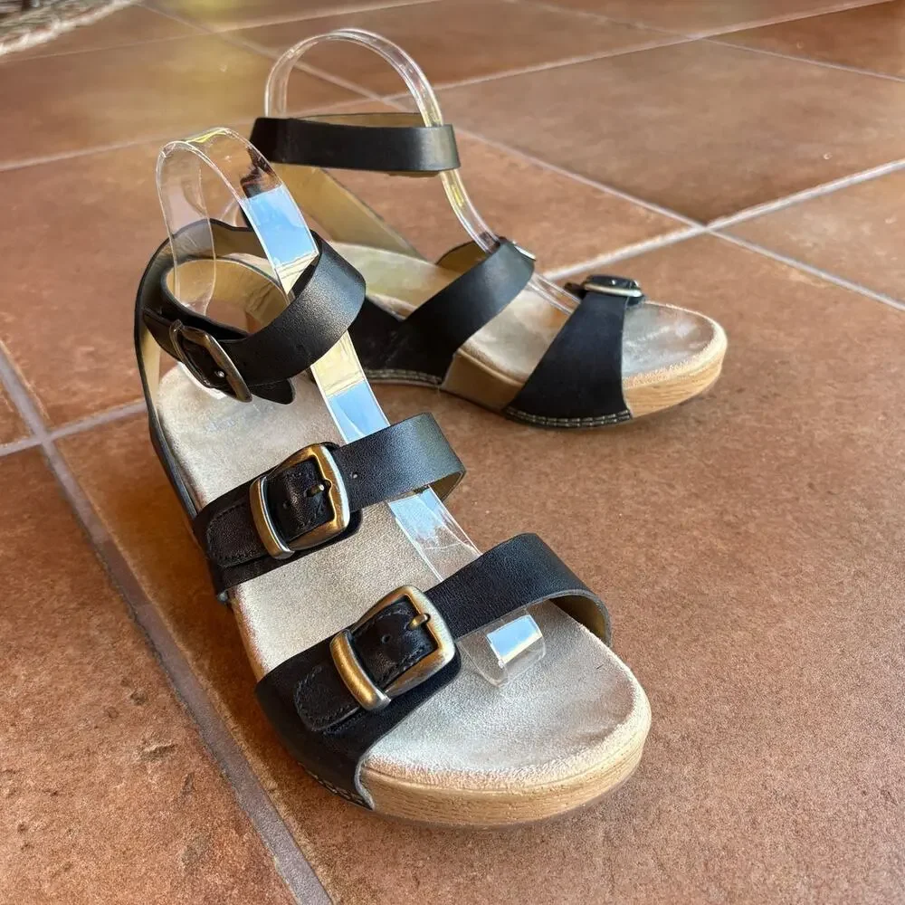 Dansko "Lou" Black Leather Strappy Wedge Sandals w Brass Tone Hardware US 7.5-8 - Picture 15 of 16